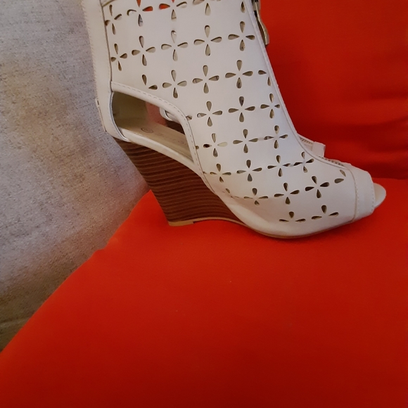 FIRST SIGHT WOMEN'S SHOES. SZ::8..NEW WITHOUT TAG. NEVER WORN. - Picture 5 of 9